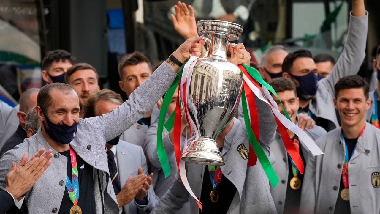 Stolz präsentiert die italienische Nalmannschaft den EM-Pokal.