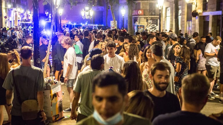 Menschen vergnügen sich nachts in Barcelona: Die Region Katalonien schränkt nun das Nachtleben wieder massiv ein.
