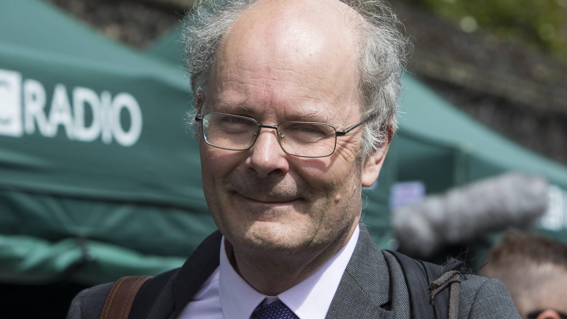 Sir John Curtice: Er wurde 2018 für seine Verdienste um die Sozialwissenschaften und die Politik zum Knight Bachelor ernannt.