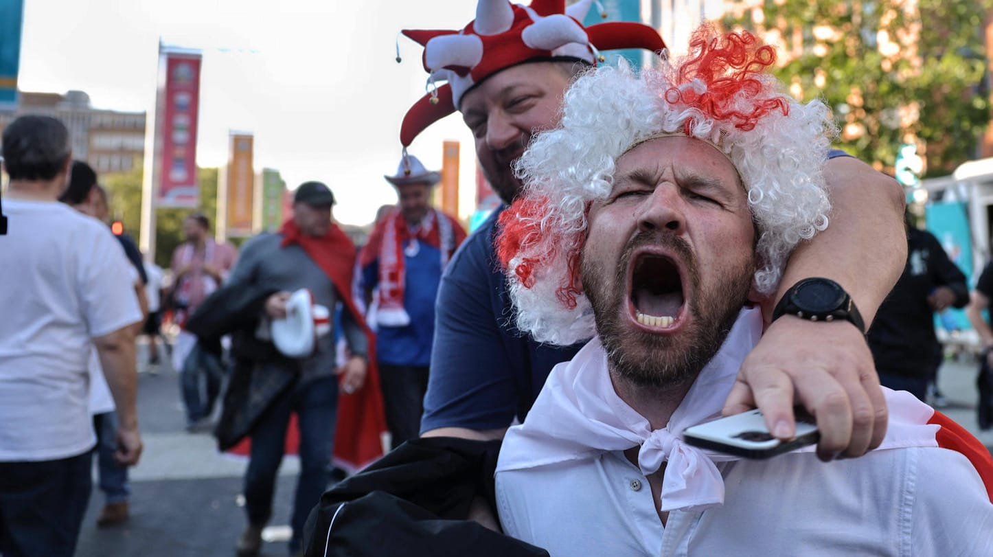 Englische Fußballfans bei der EM: Ohne Maske, ohne Abstand, aber mit guter Laune.