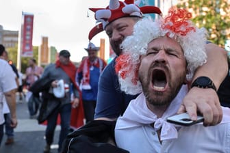 Englische Fußballfans bei der EM: Ohne Maske, ohne Abstand, aber mit guter Laune.