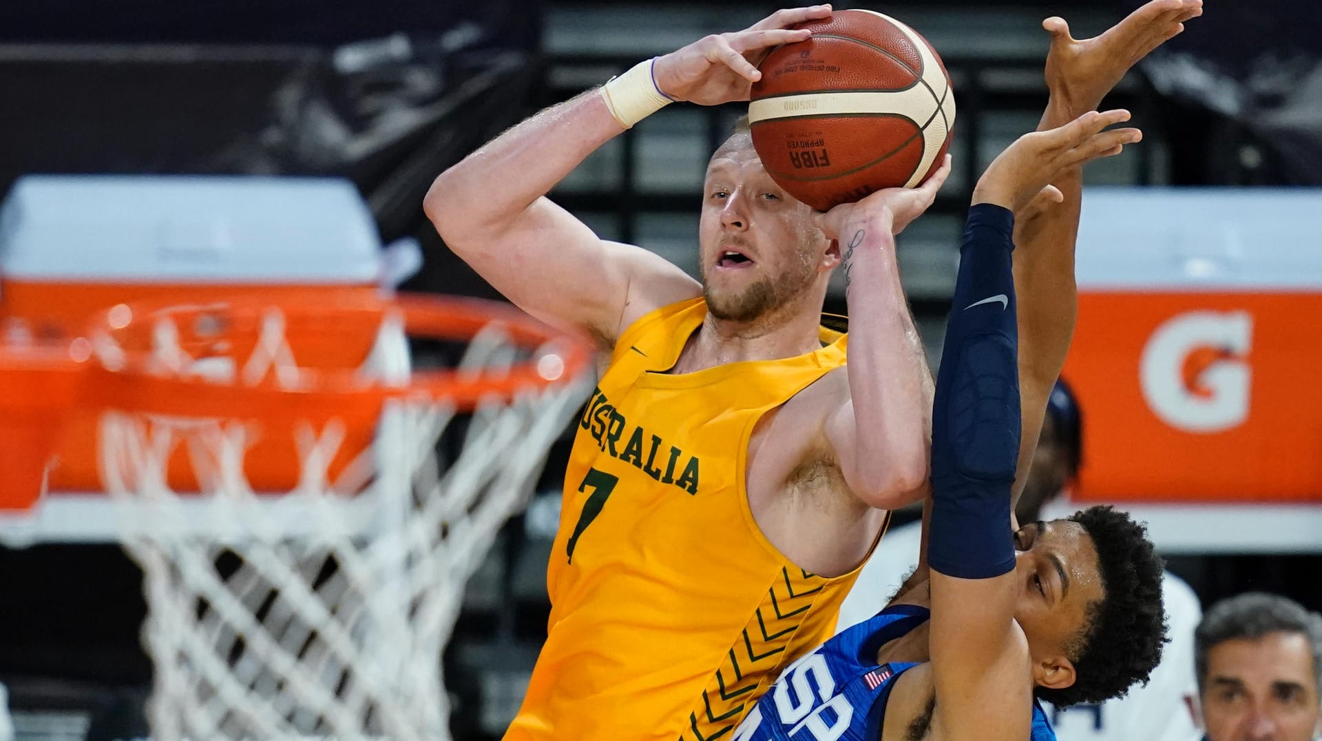 Überraschender Testspielsieg: Joe Ingles (l.) und seine Australier zeigten den US-Star um Keldon Johnson die Grenzen auf.