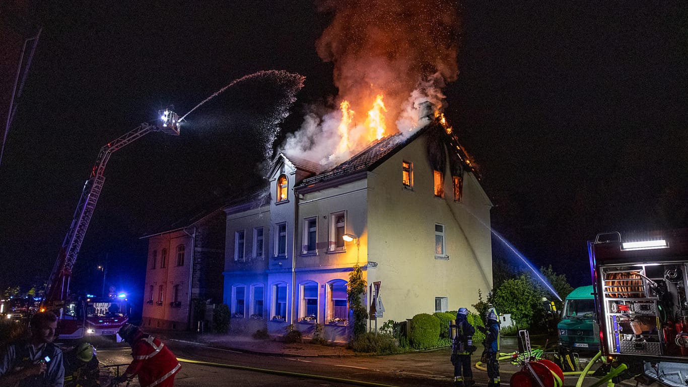 Dachstuhl in Essen im Vollbrand: Die Bewohner kehrten in der Nacht aus dem Urlaub zurück und sahen ihre Wohnung in Flammen.