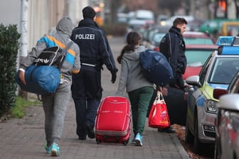 Polizei bringt abgelehnte Asylbewerber zum Flughafen (Archivbild): Nach dem Messerangriff in Mannheim ist die Abschiebedebatte neu entbrannt.