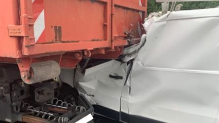 Der Unfallort: Aus ungeklärter Ursache krachte der Pkw in den Lkw.