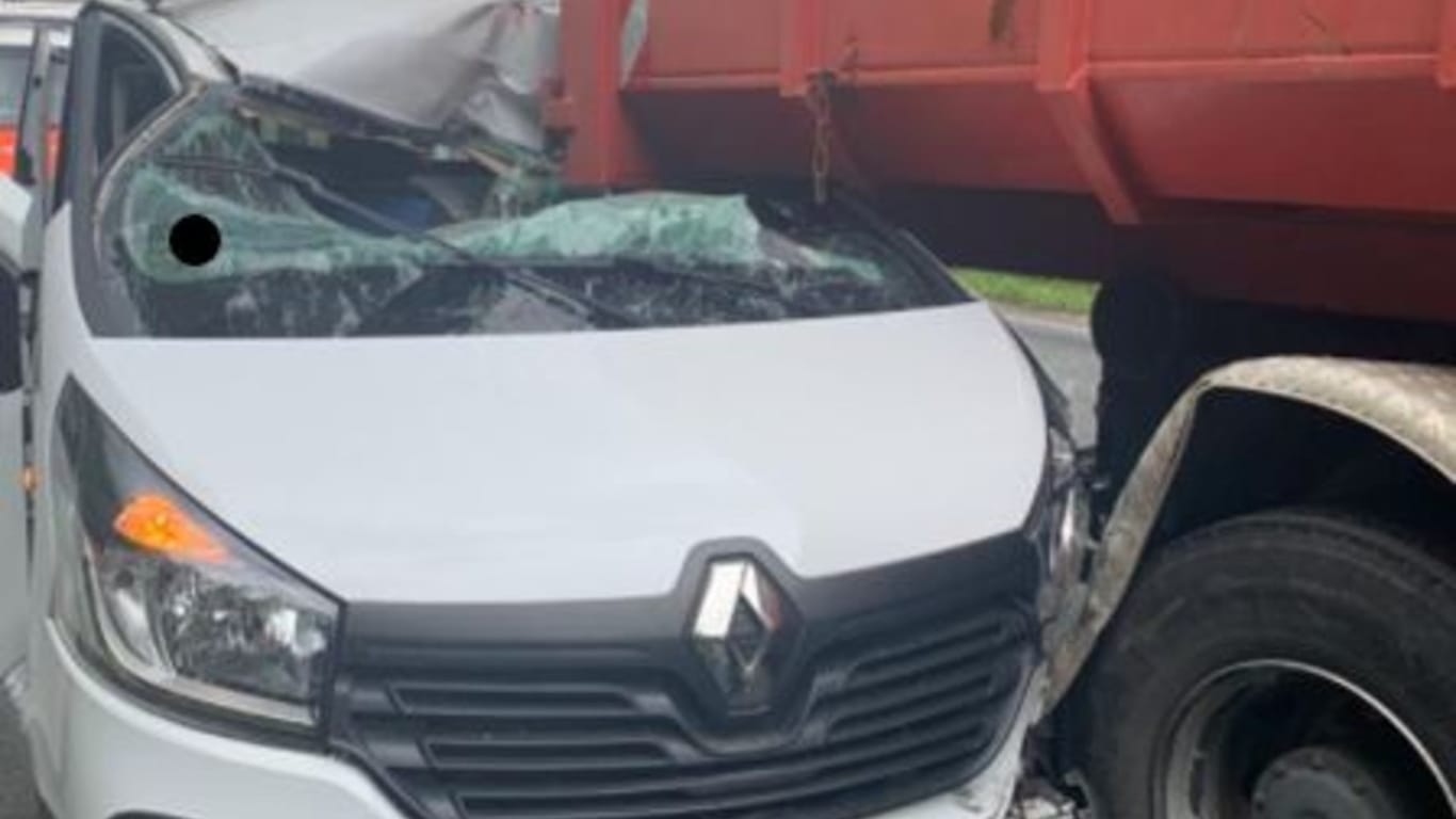 Das verunfallte Fahrzeug: Der Fahrer des Kastenwagens wurde verletzt.