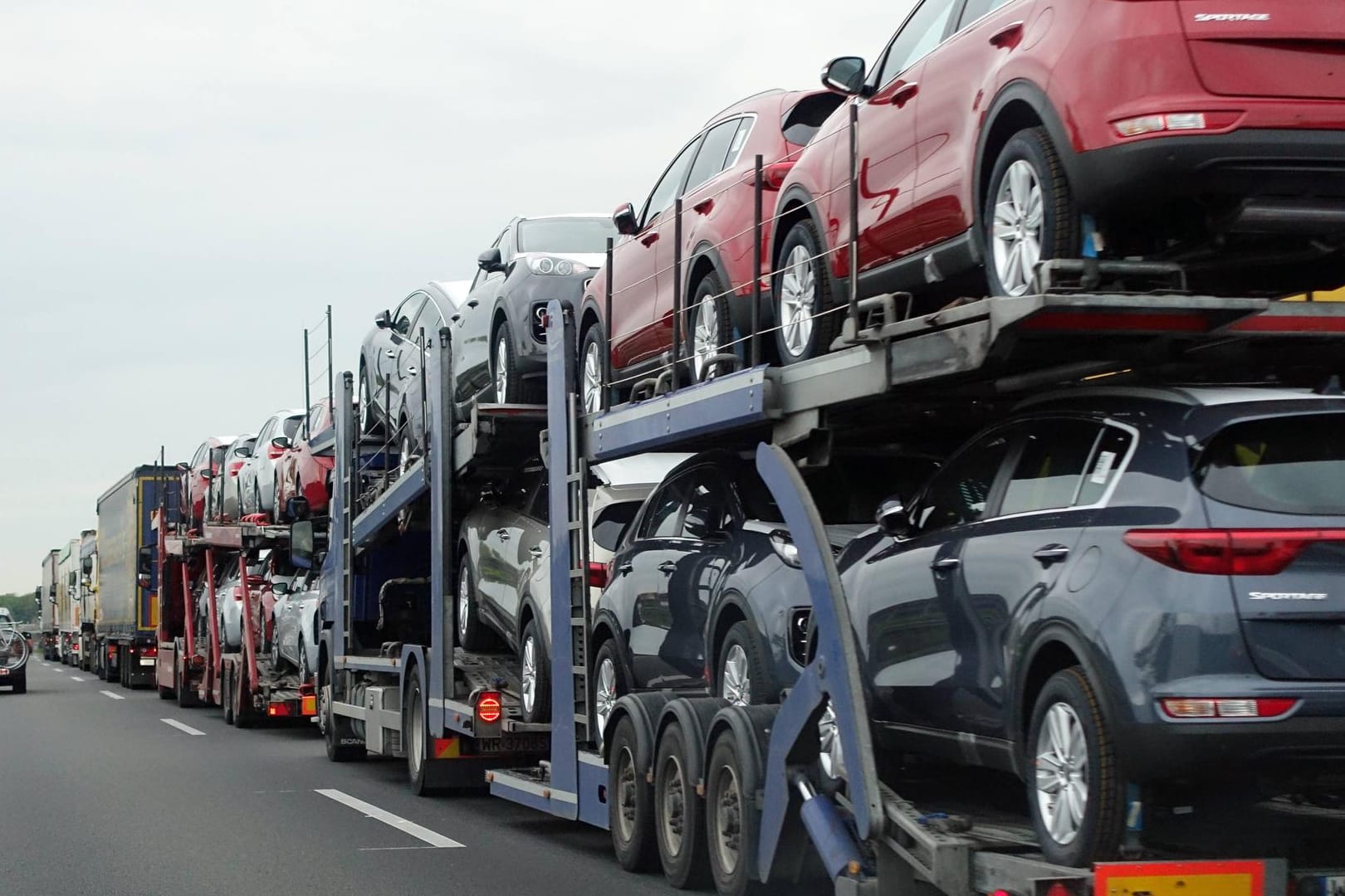 Autos sind auf einem Sattelzug aufgeladen (Symbolbild): Beim Transport von Neuwagen ist ein Lkw-Fahrer in einen Sekundenschlaf gefallen.