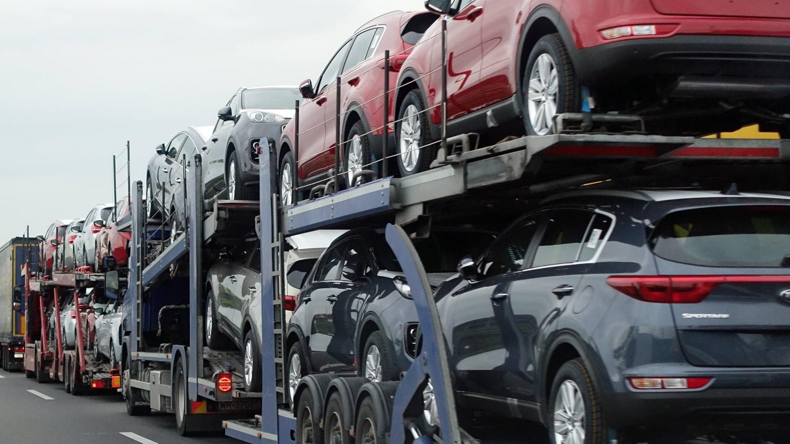 Autos sind auf einem Sattelzug aufgeladen (Symbolbild): Beim Transport von Neuwagen ist ein Lkw-Fahrer in einen Sekundenschlaf gefallen.