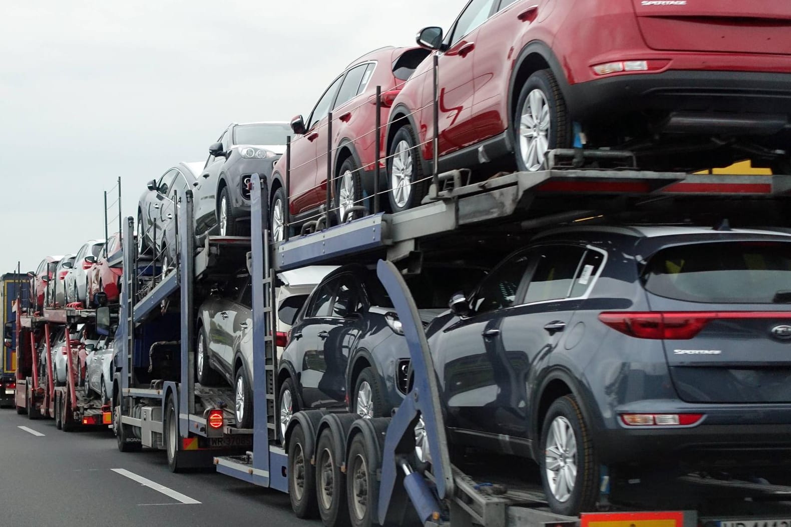 Autos sind auf einem Sattelzug aufgeladen (Symbolbild): Beim Transport von Neuwagen ist ein Lkw-Fahrer in einen Sekundenschlaf gefallen.