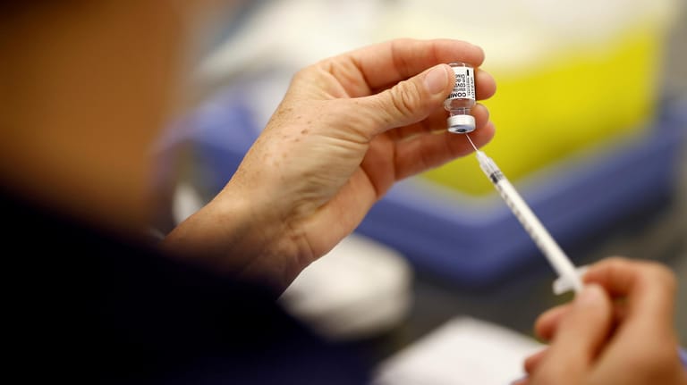 Eine Mitarbeiterin zieht eine Impfdosis in einem französischen Impfzentrum auf: Für Gesundheitspersonal wird die Spritze nun Pflicht in dem Land. (Archivfoto)