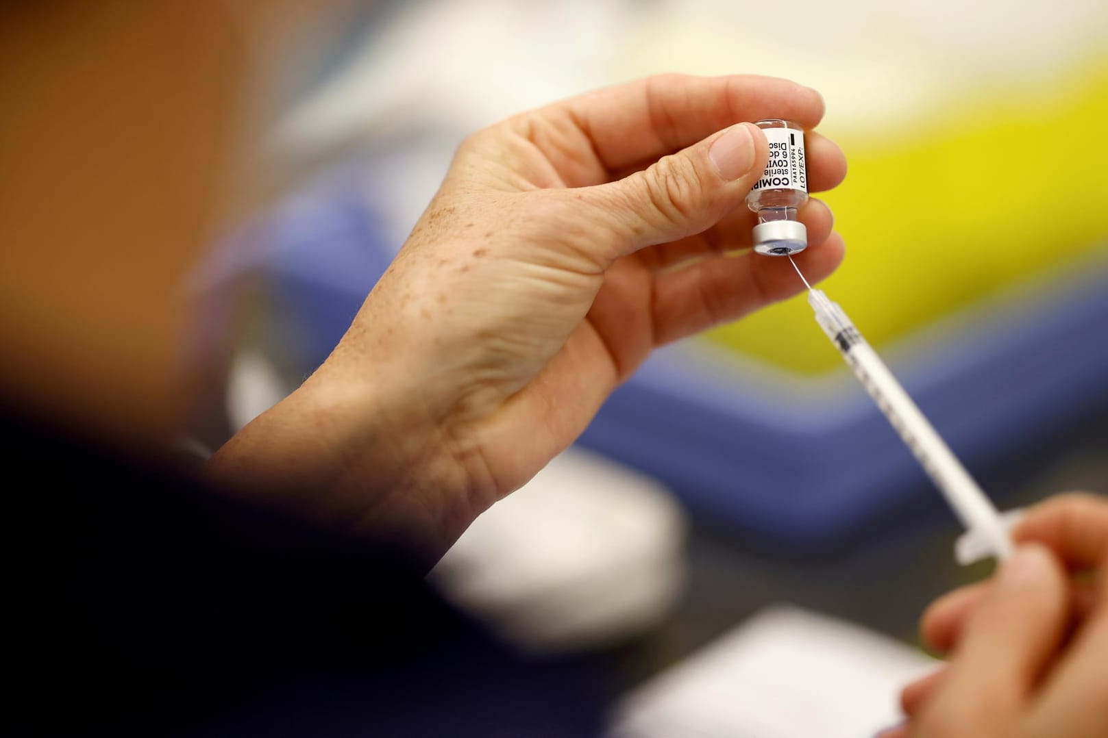 Eine Mitarbeiterin zieht eine Impfdosis in einem französischen Impfzentrum auf: Für Gesundheitspersonal wird die Spritze nun Pflicht in dem Land. (Archivfoto)