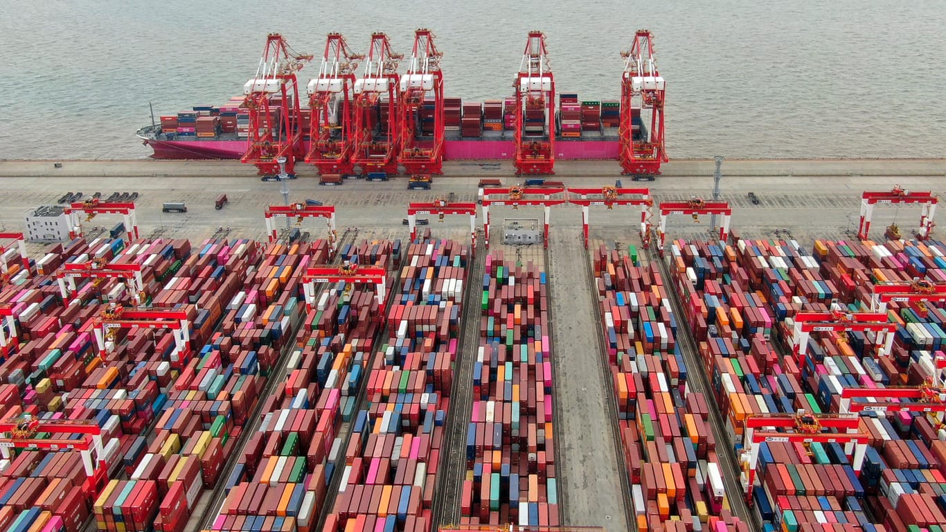 Der Containerhafen von Shanghai (Symbolbild): Chinas Exporte sind im Juni stark gestiegen.