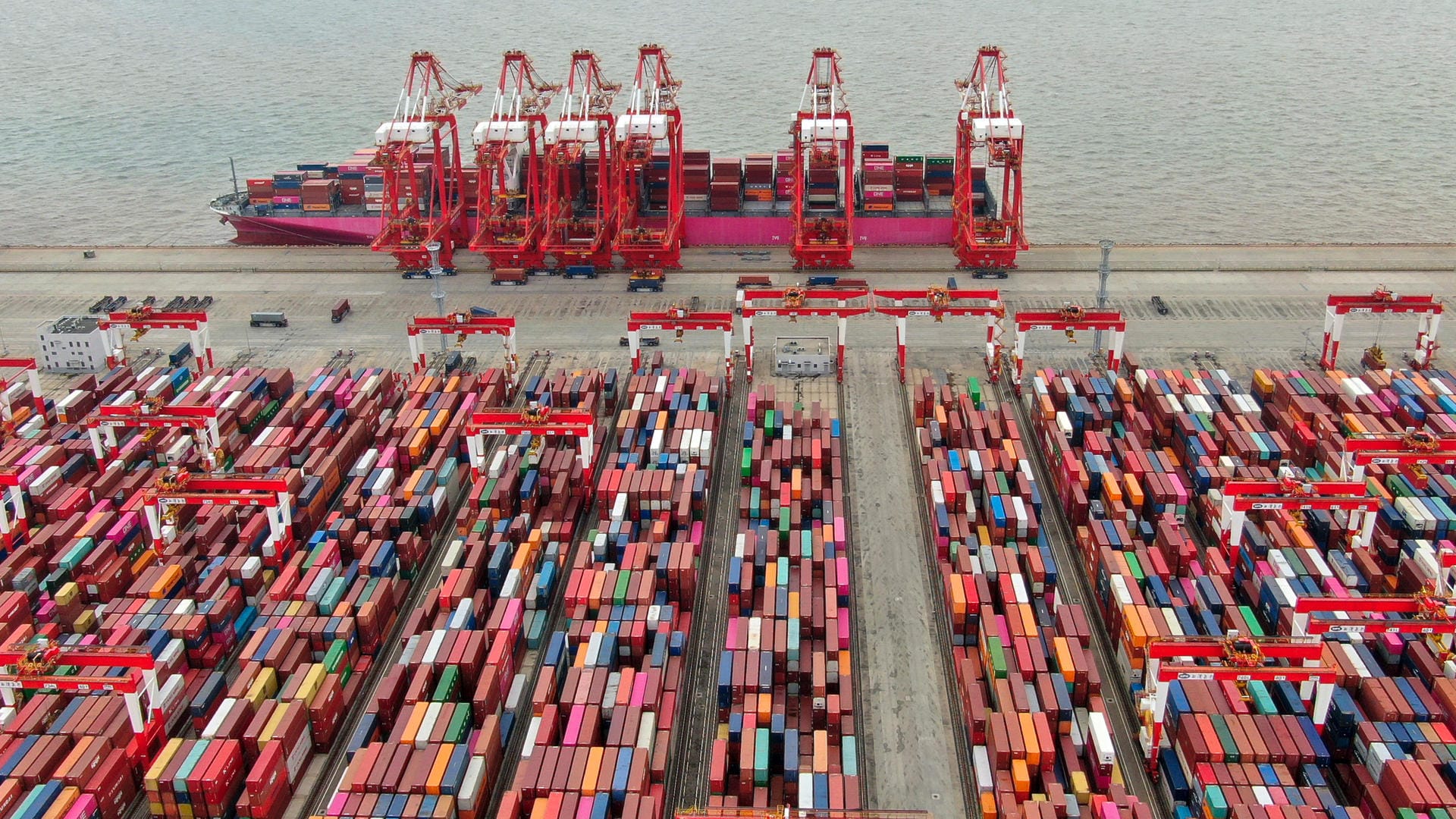 Der Containerhafen von Shanghai (Symbolbild): Chinas Exporte sind im Juni stark gestiegen. Der Containerhafen von Shanghai (Symbolbild): Chinas Exporte sind im Juni stark gestiegen.