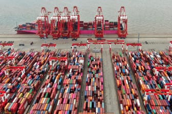 Der Containerhafen von Shanghai (Symbolbild): Chinas Exporte sind im Juni stark gestiegen.