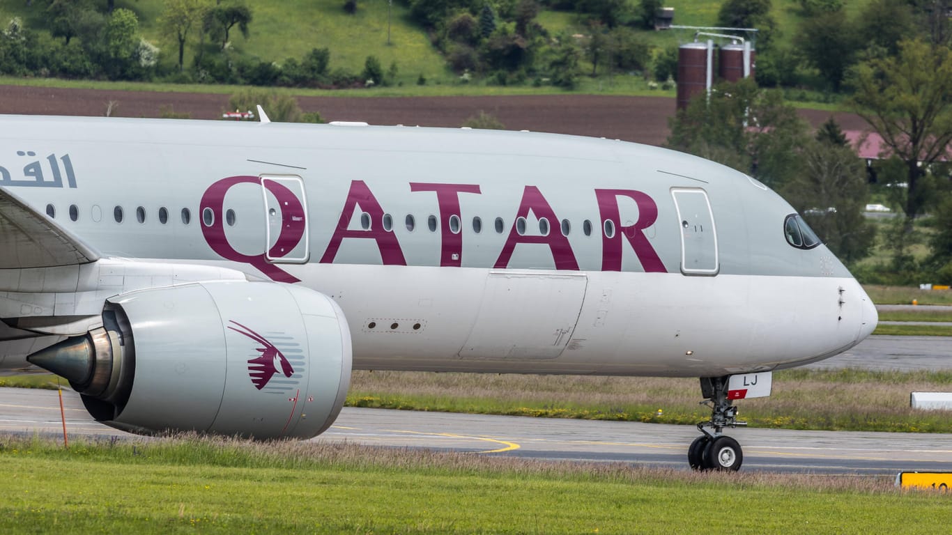Umstrittener Partner: Ein Airbus von Qatar Airways auf dem Flughafen Zürich.