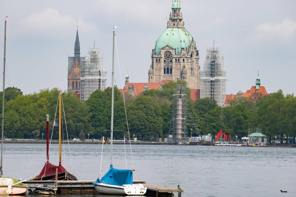 Maschsee mit Blick auf das Neue Rathaus (Symbolbild): In diesem Jahr kann in Hannover nicht der Tag der Niedersachsen gefeiert werden.