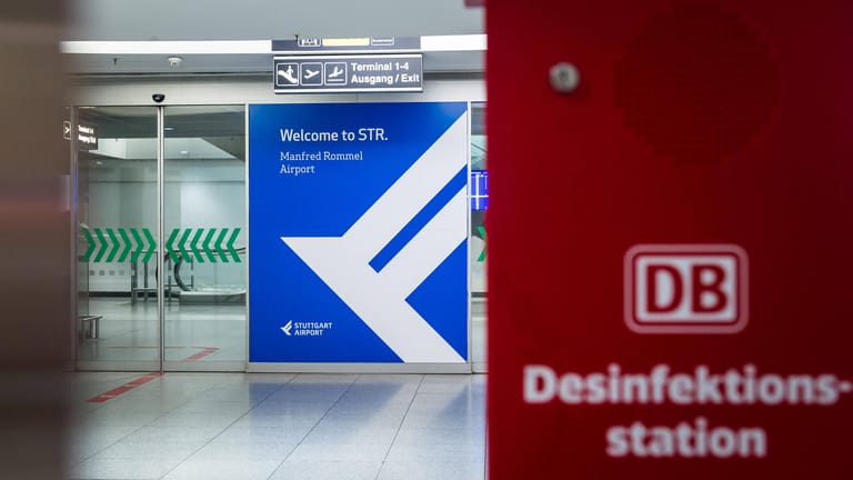 Eine Desinfektionsstation am Flughafen Stuttgart (Symbolbild): Am Flughafen kann man sich nun spontan gegen das Coronavirus impfen lassen.