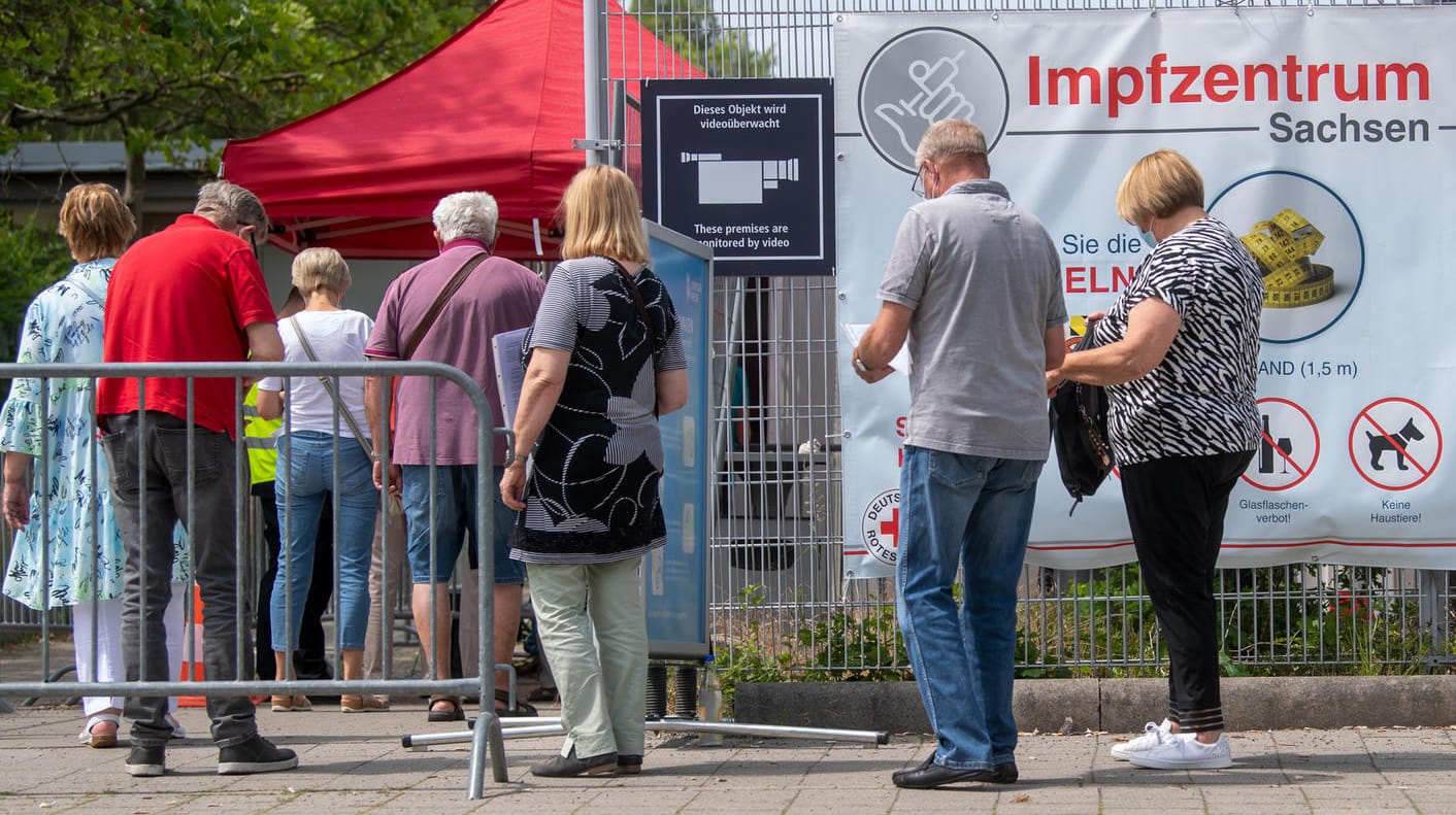 Impfzentrum Leipzig: Offenbar eine Mitarbeiterin von dort berichtet freimütig von zum Teil bizarren Erfahrungen beim Impfen, ihr Beitrag verbreitet sich viral.