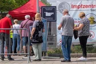 Impfzentrum Leipzig: Offenbar eine Mitarbeiterin von dort berichtet freimütig von zum Teil bizarren Erfahrungen beim Impfen, ihr Beitrag verbreitet sich viral.