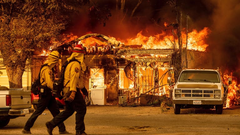 Feuerwehrleute im kalifornischen Ort Doyle: In dem Bundesstaat weitet sich an Waldbrand schnell aus.