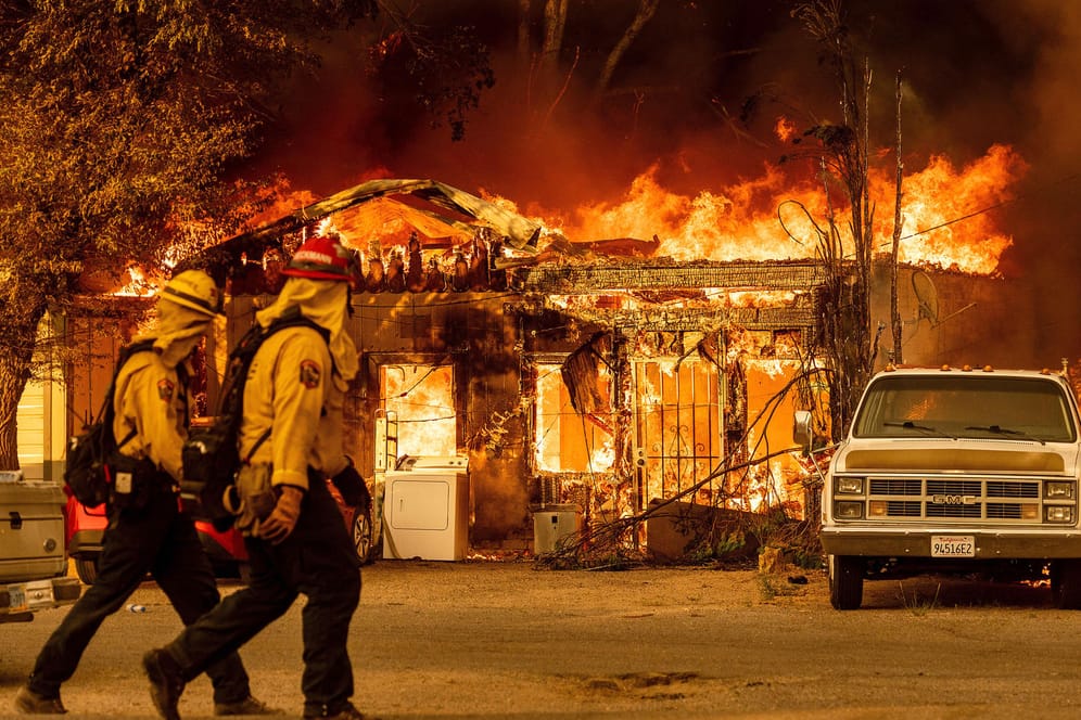 Feuerwehrleute im kalifornischen Ort Doyle: In dem Bundesstaat weitet sich an Waldbrand schnell aus.