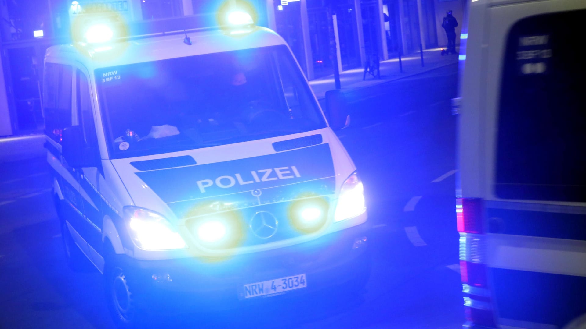 Die Berliner Polizei nachts im Einsatz (Symbolbild): In Charlottenburg wurde eine Frau tot aufgefunden.