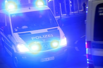 Die Berliner Polizei nachts im Einsatz (Symbolbild): In Charlottenburg wurde eine Frau tot aufgefunden.