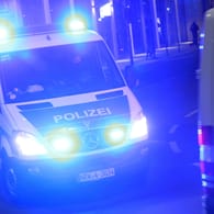 Die Berliner Polizei nachts im Einsatz (Symbolbild): In Charlottenburg wurde eine Frau tot aufgefunden.