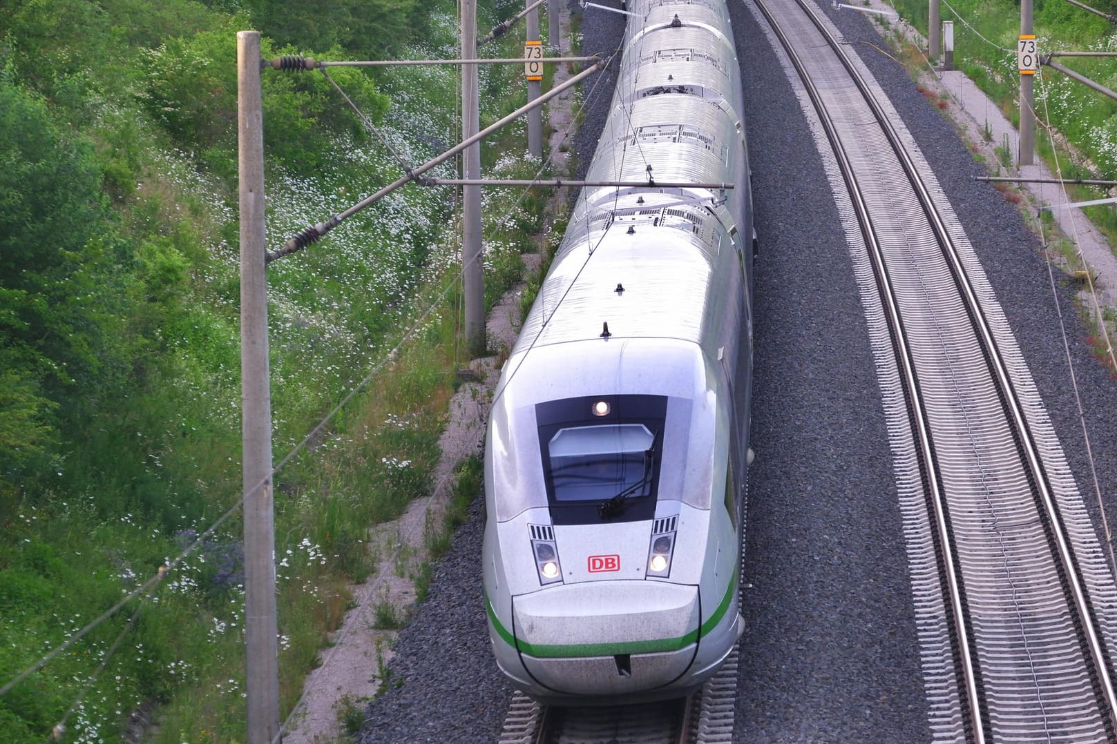 Ein ICE (Symbolbild): Die Bahn bringt einen Echtzeit-Fahrplan nach Google Maps.