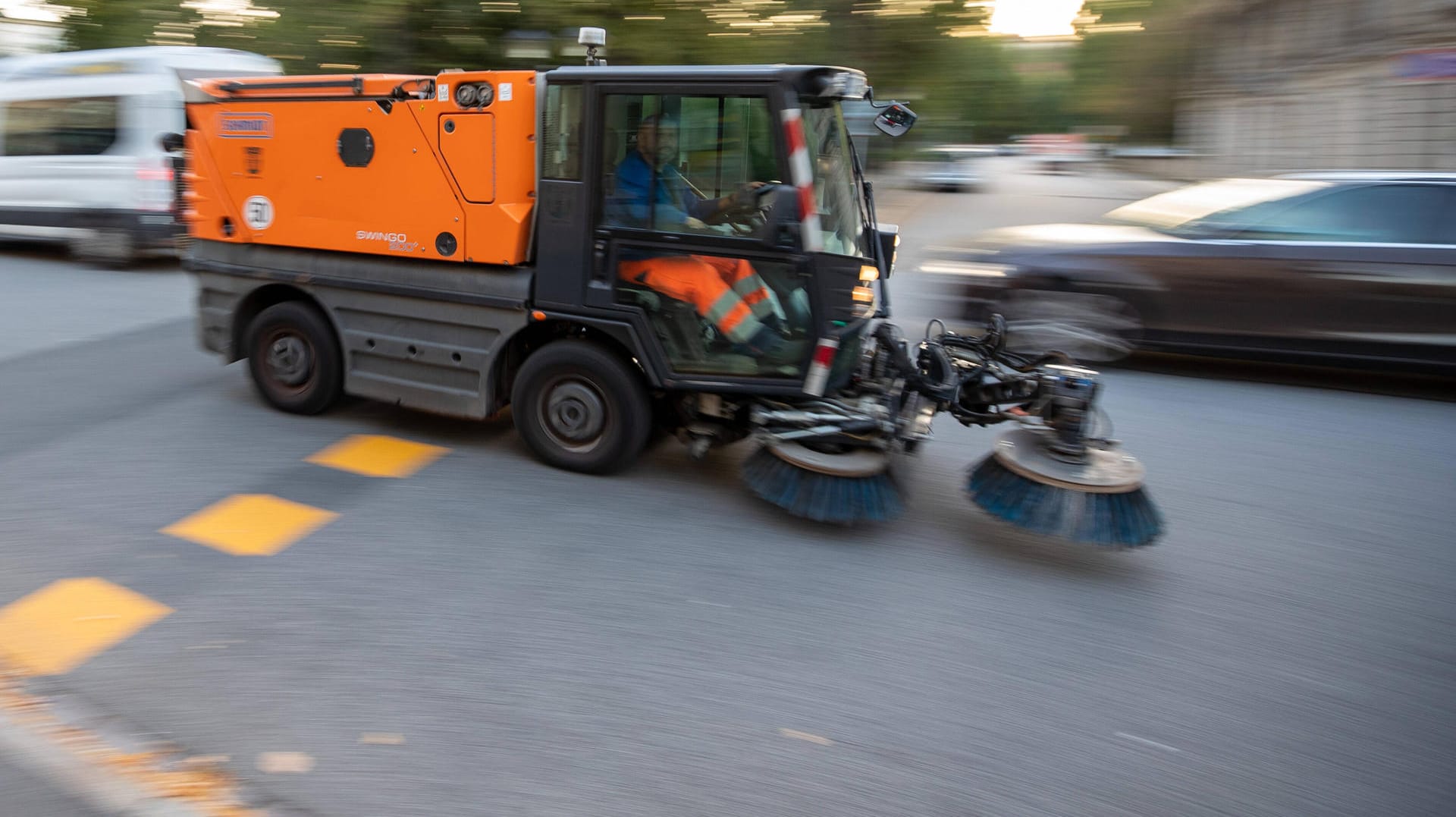 Kehrmaschine auf einer Straße: Mit einem ähnliche Fahrzeug ist ein 87-Jähriger in Baden-Württemberg tödlich verunglückt. (Symbolfoto) Kehrmaschine auf einer Straße: Mit einem ähnliche Fahrzeug ist ein 87-Jähriger in Baden-Württemberg tödlich verunglückt. (Symbolfoto)