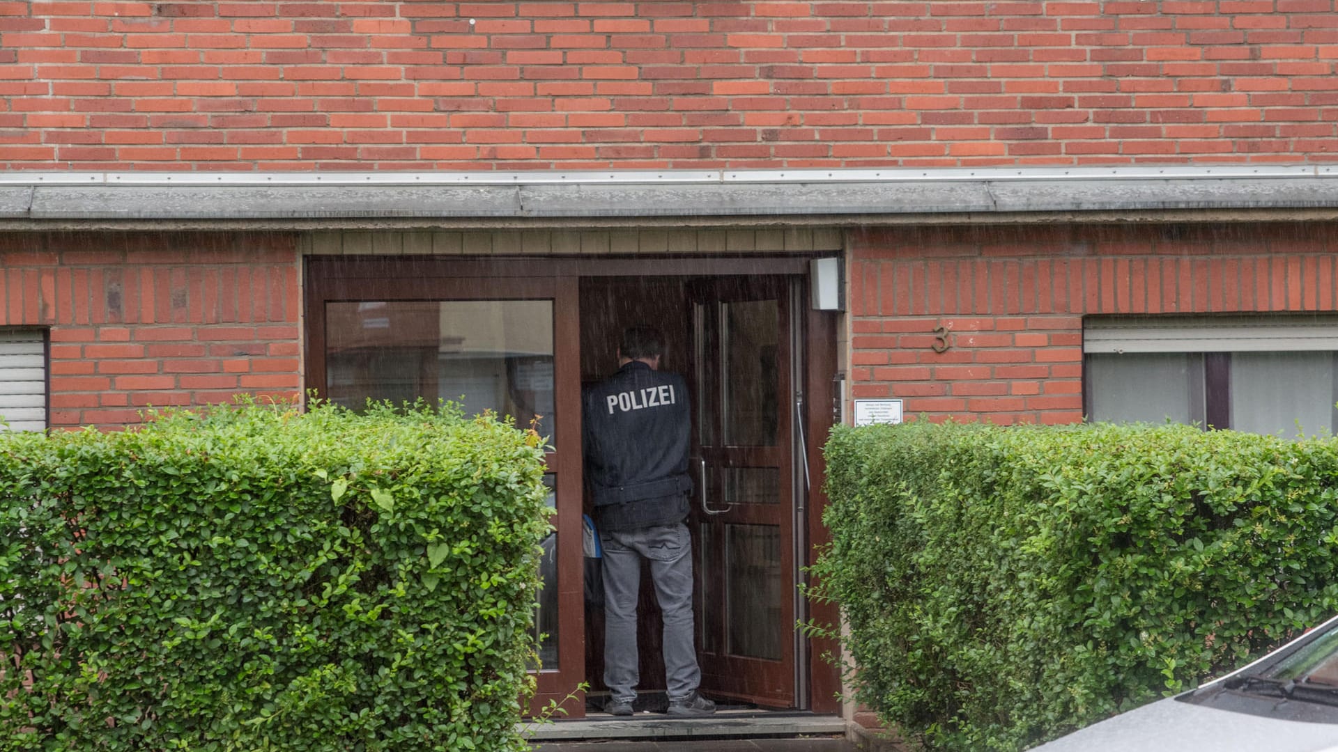Ein Polizist steht am Eingang eines Hauses in Köln-Bilderstöckchen, in dem am frühen Morgen eine Wohnung durchsucht wurde: Unter den Verdächtigen sollen Mitglieder der Hells Angels sein. Ein Polizist steht am Eingang eines Hauses in Köln-Bilderstöckchen, in dem am frühen Morgen eine Wohnung durchsucht wurde: Unter den Verdächtigen sollen Mitglieder der Hells Angels sein.
