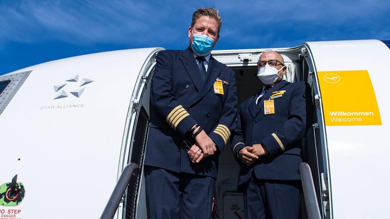 Mitglieder der Besatzung einer Lufthansa-Maschine: Die Airline ändert die Begrüßung ihrer Kunden an Bord.