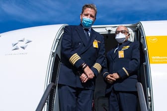 Mitglieder der Besatzung einer Lufthansa-Maschine: Die Airline ändert die Begrüßung ihrer Kunden an Bord.