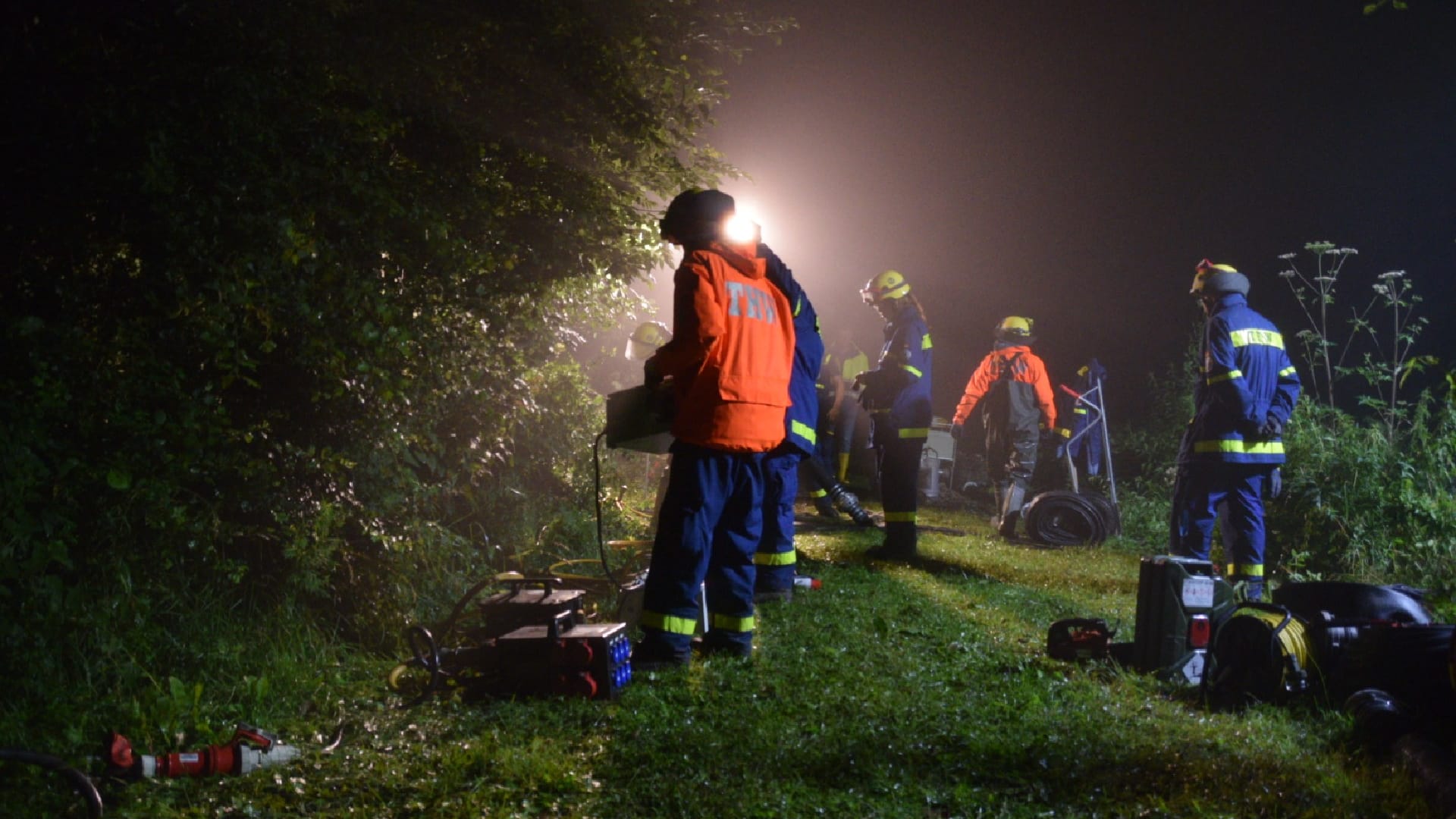 Einsatzkräfte vor Ort: Der Kampf gegen das Hochwasser ging auch in den Nachtstunden weiter.