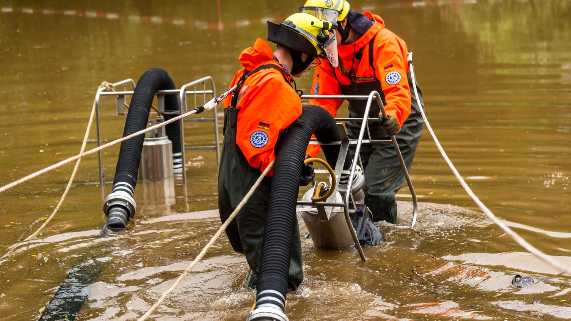 Pumparbeiten im Landkreis Fürth: Hunderte Helfer waren über Tage im Einsatz. Pumparbeiten im Landkreis Fürth: Hunderte Helfer waren über Tage im Einsatz.