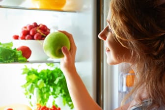 Äpfel bleiben länger frisch, wenn die im Kühlschrank oder im Keller gelagert werden.