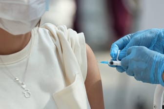 Corona-Impfung: Genesene Geimpfte gelten schon nach der ersten Spritze als vollständig geimpft.