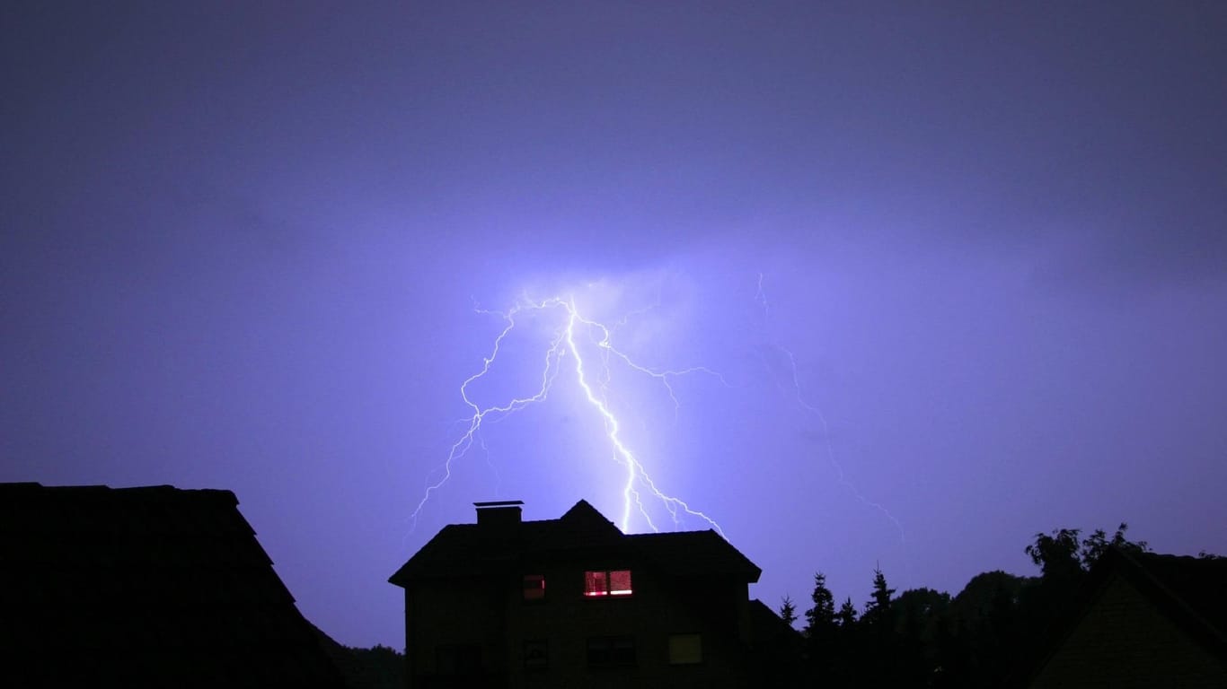 Blitzeinschlag: Schlimmere Katastrophen können Sie mit entsprechenden Vorkehrungen verhindern.