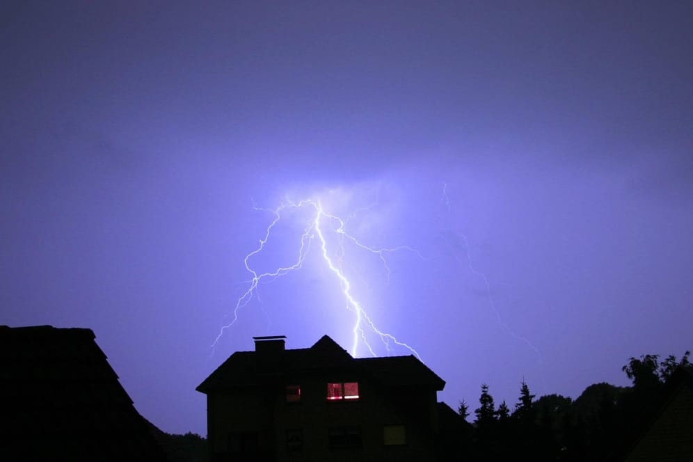 Blitzeinschlag: Schlimmere Katastrophen können Sie mit entsprechenden Vorkehrungen verhindern.