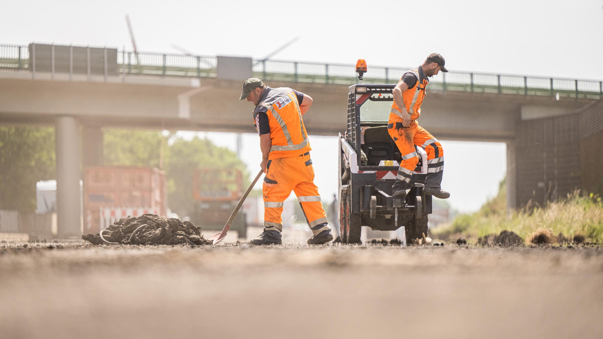 Zwei Arbeiter auf einer Baustelle (Symbolbild): Das Gehalt bleibt gleich, Lohn ist flexibel.