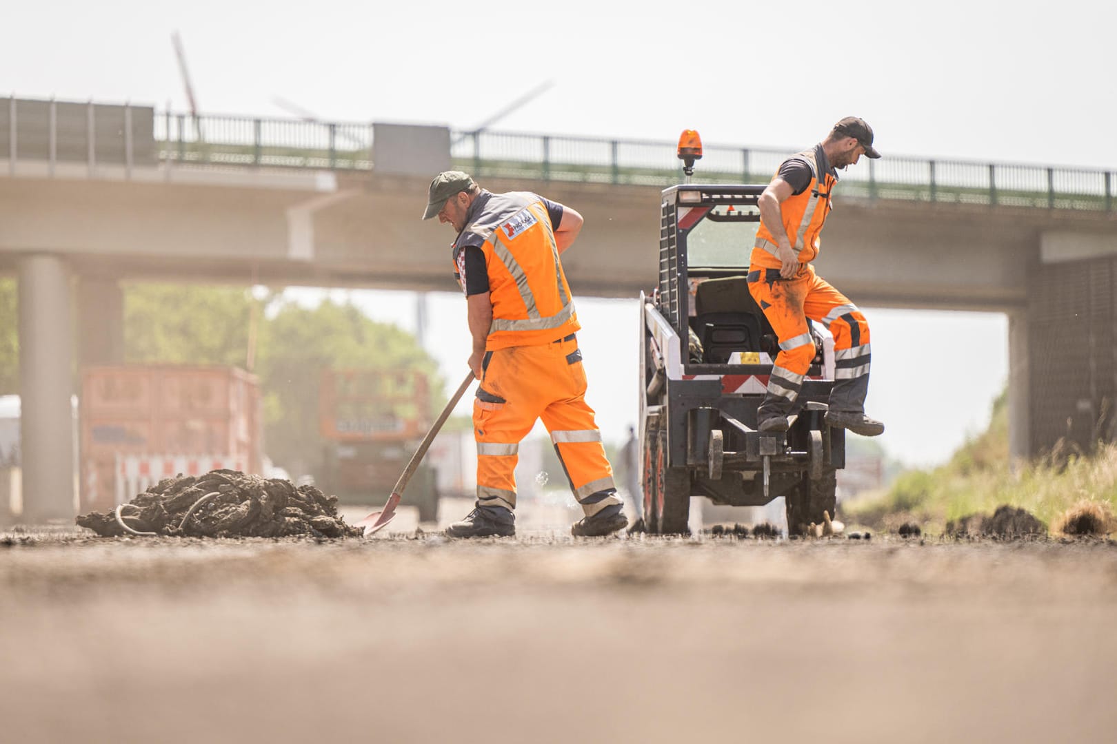 Zwei Arbeiter auf einer Baustelle (Symbolbild): Das Gehalt bleibt gleich, Lohn ist flexibel.