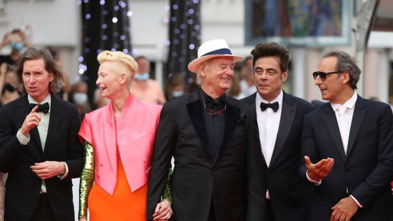 Regisseur Wes Anderson (l-r), Tilda Swinton, Bill Murray, Benicio Del Toro sowie Filmkomponist Alexandre Desplat in Cannes.