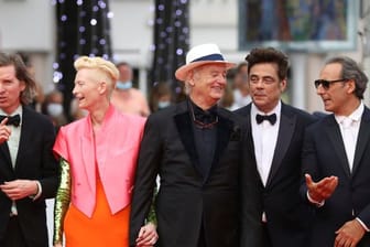 Regisseur Wes Anderson (l-r), Tilda Swinton, Bill Murray, Benicio Del Toro sowie Filmkomponist Alexandre Desplat in Cannes.