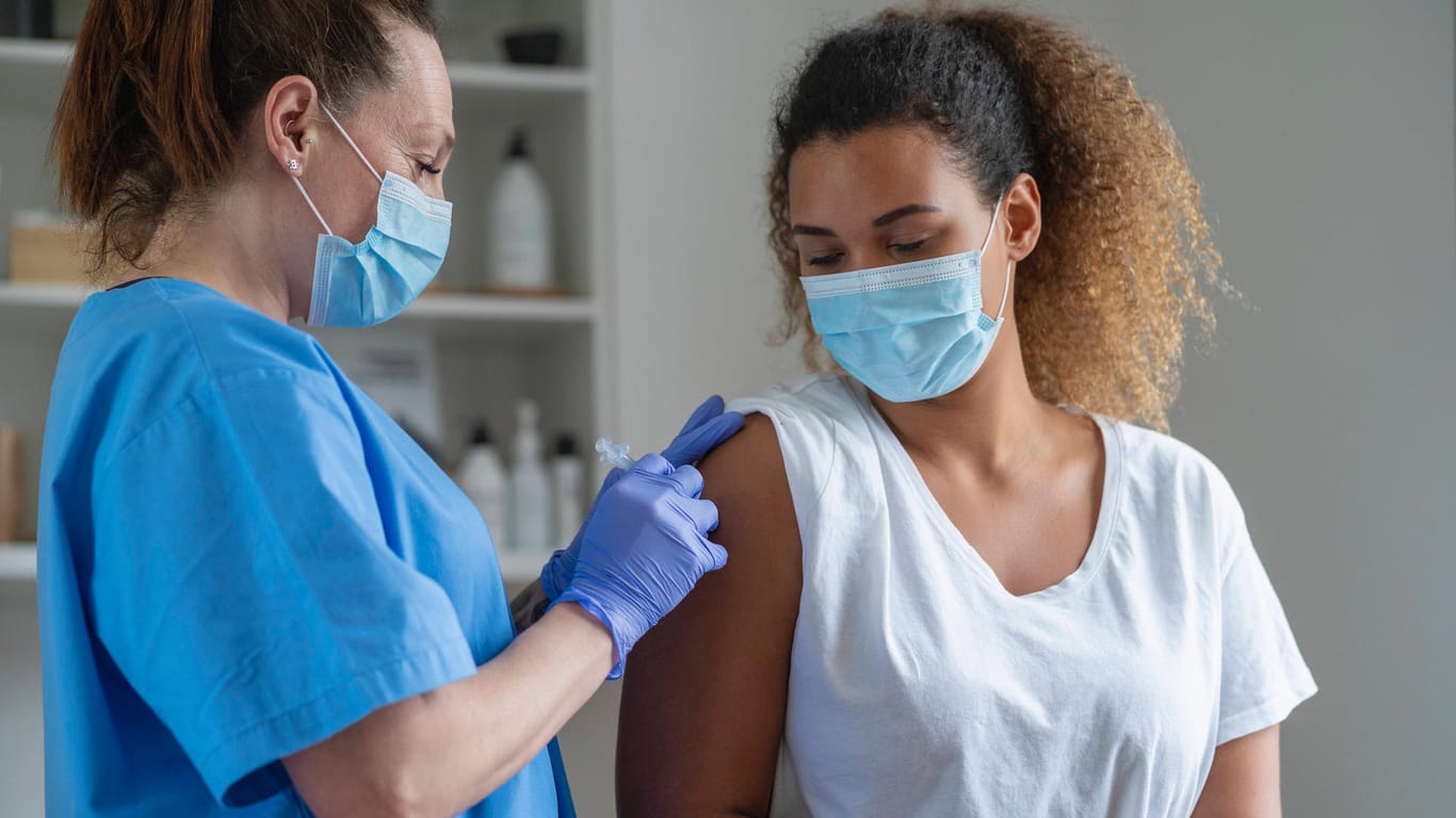 Eine Frau wird geimpft: Frankreich führt eine Impfpflicht für das Gesundheitspersonal ein.