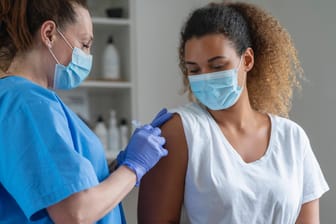 Eine Frau wird geimpft: Frankreich führt eine Impfpflicht für das Gesundheitspersonal ein.