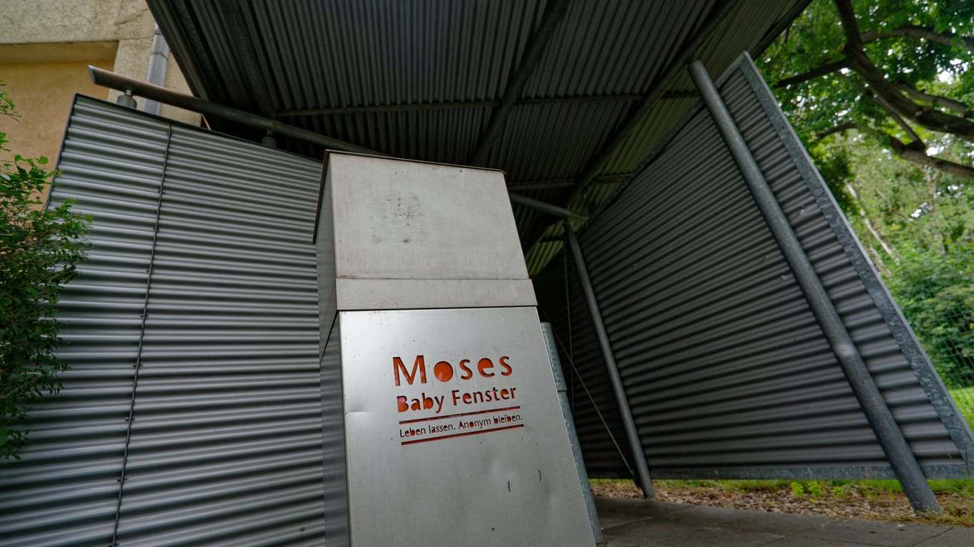 Das Moses Baby Fenster befindet sich hinter einem Sichtschutz an einem Gebäude in Köln-Bilderstöckchen: Hier wurde am Montagvormittag in ein totes Baby entdeckt.