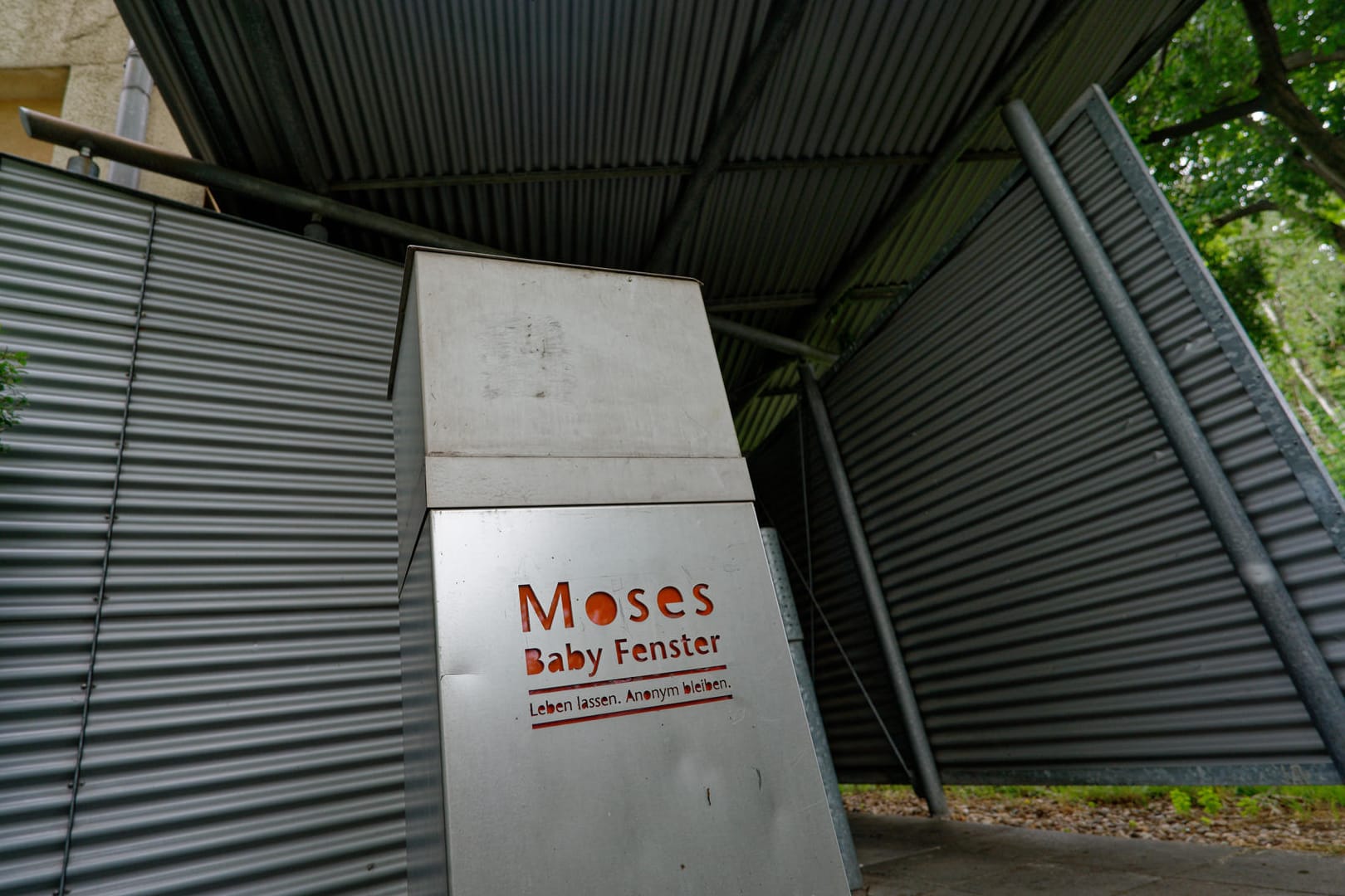 Das Moses Baby Fenster befindet sich hinter einem Sichtschutz an einem Gebäude in Köln-Bilderstöckchen: Hier wurde am Montagvormittag in ein totes Baby entdeckt.