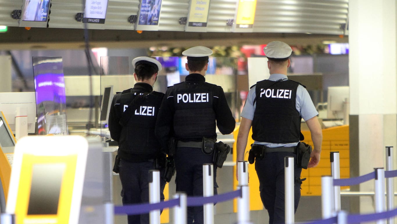 Beamte der Bundespolizei gehen Streife im Flughafen Frankfurt (Symbolbild): Eine Masken-Verweigerin hat ihnen gegenüber zu drastischen Mitteln gegriffen, um ihren Unmut zu zeigen.