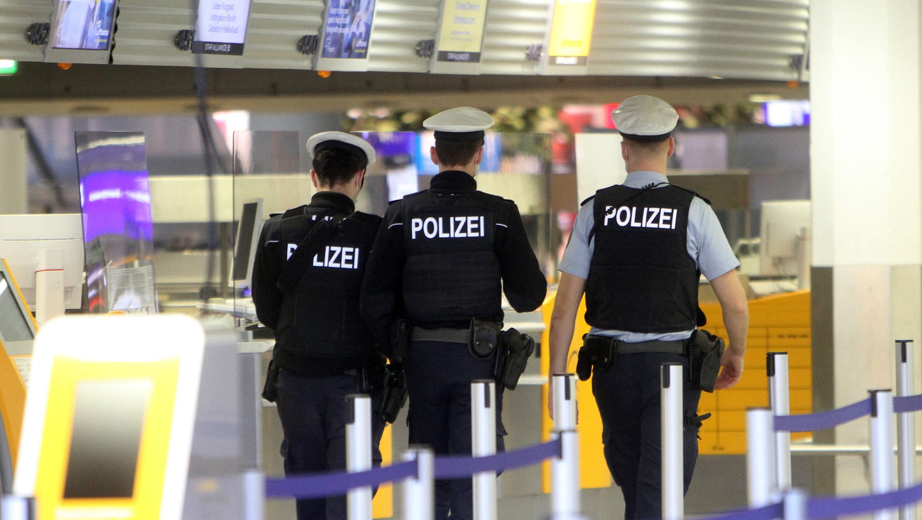 Beamte der Bundespolizei gehen Streife im Flughafen Frankfurt (Symbolbild): Eine Masken-Verweigerin hat ihnen gegenüber zu drastischen Mitteln gegriffen, um ihren Unmut zu zeigen. Beamte der Bundespolizei gehen Streife im Flughafen Frankfurt (Symbolbild): Eine Masken-Verweigerin hat ihnen gegenüber zu drastischen Mitteln gegriffen, um ihren Unmut zu zeigen.