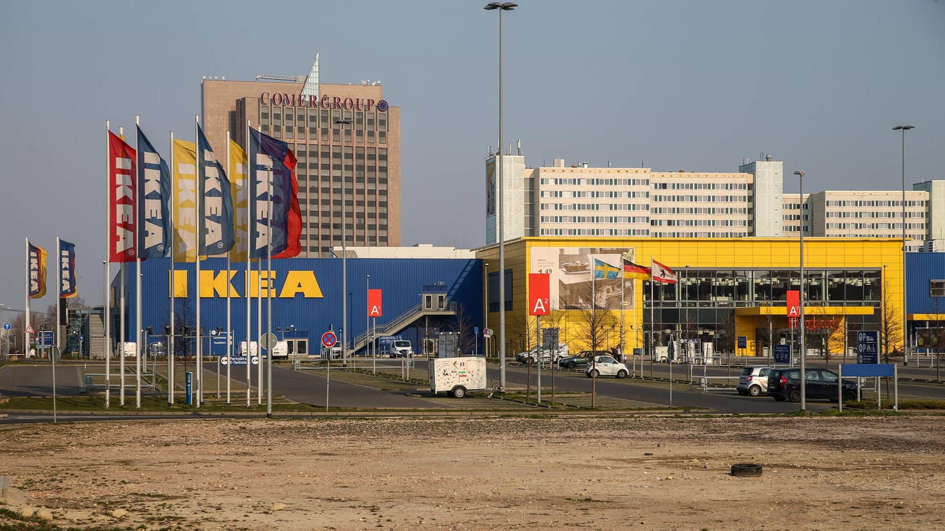 Blick auf die Ikea-Filiale Berlin-Lichtenberg (Archivbild): Auf dem Parkplatz des Einrichtungskonzerns soll nun gegen Corona geimpft werden.